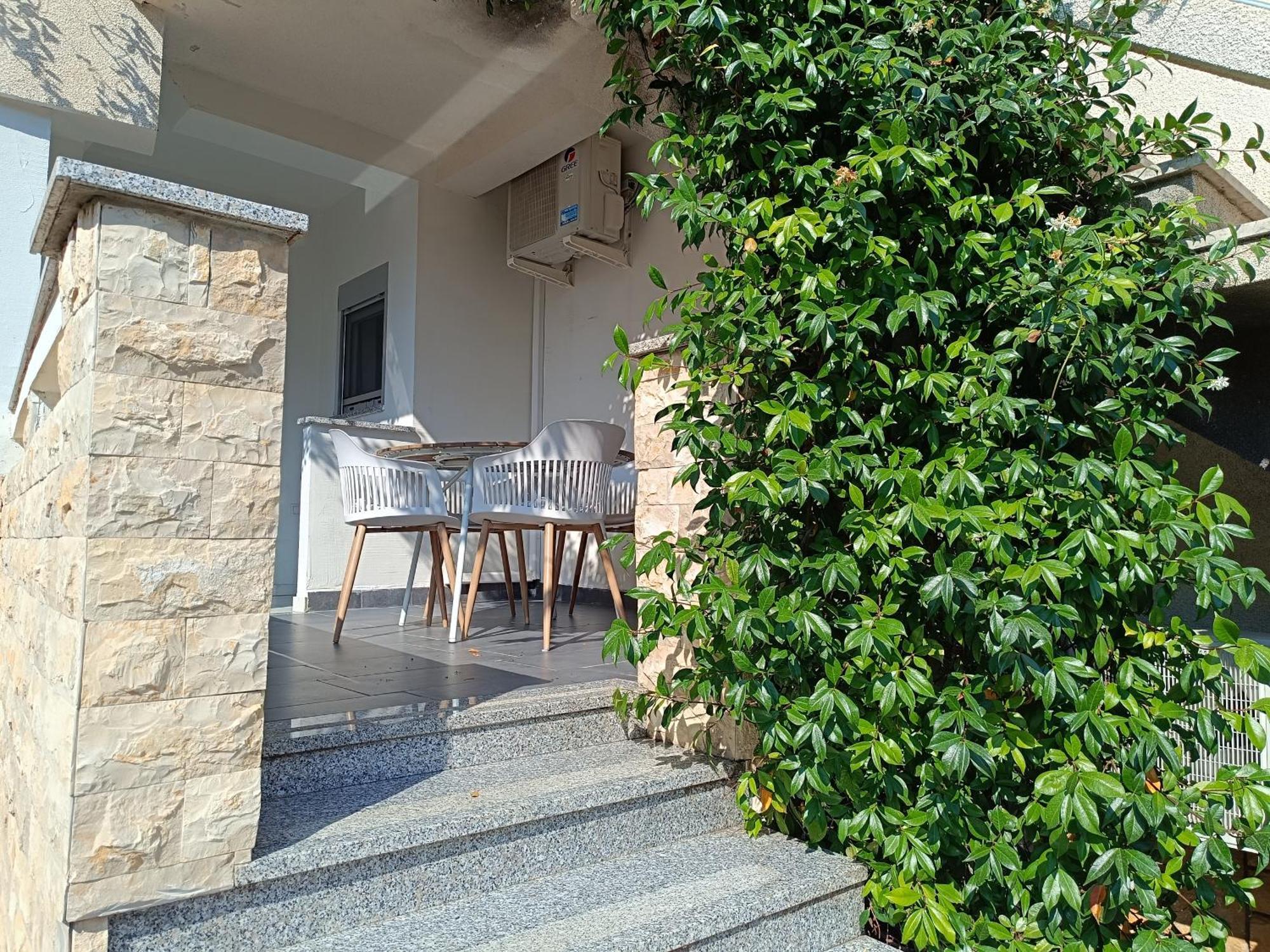 Apartmani Emilio Novalja Exterior photo