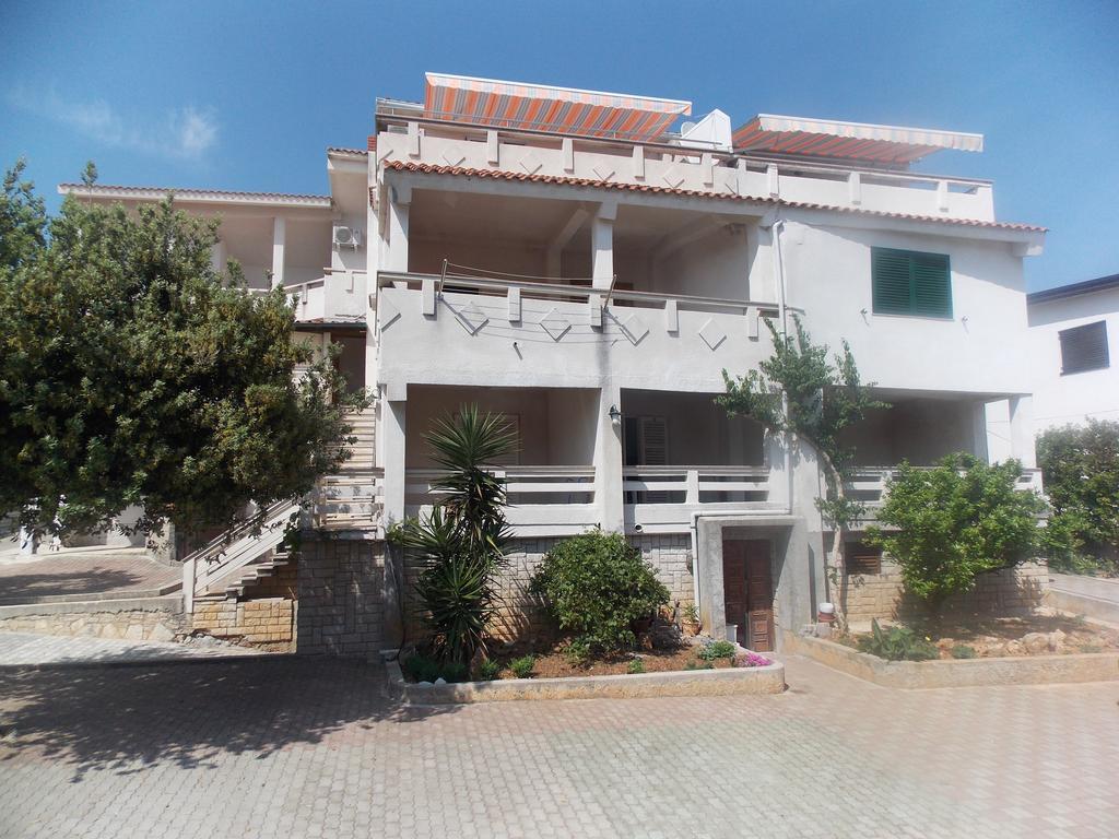 Apartmani Emilio Novalja Exterior photo