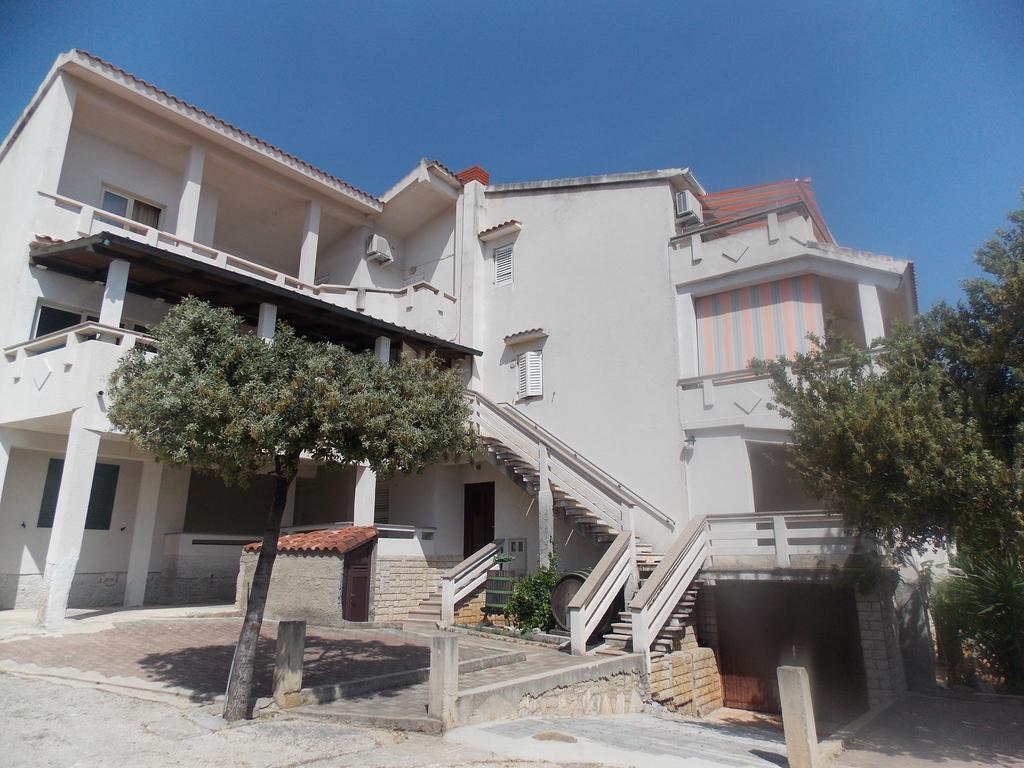Apartmani Emilio Novalja Exterior photo