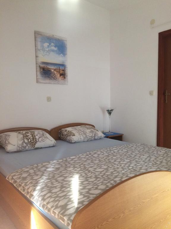 Apartmani Emilio Novalja Exterior photo
