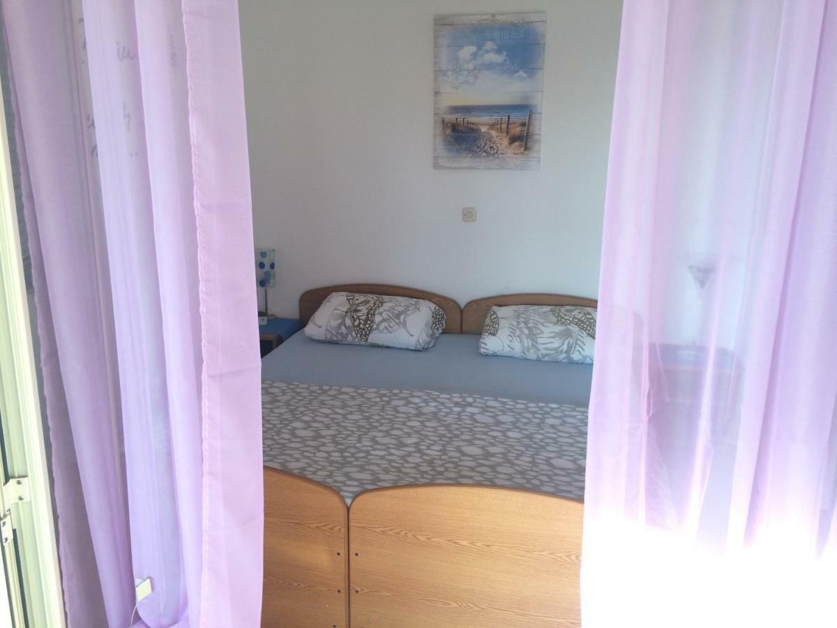 Apartmani Emilio Novalja Exterior photo