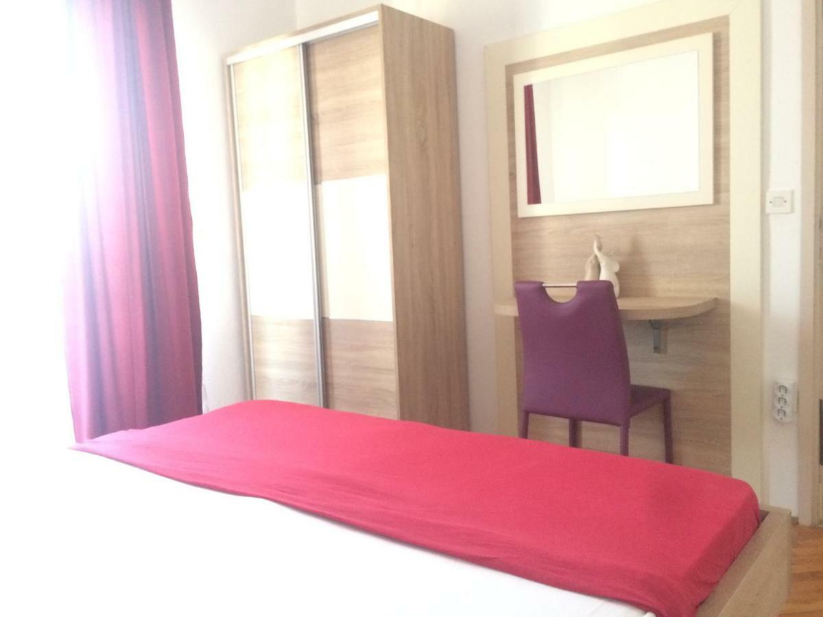 Apartmani Emilio Novalja Exterior photo