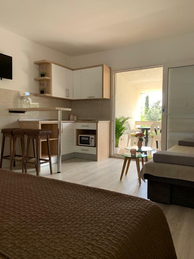 Apartmani Emilio Novalja Exterior photo